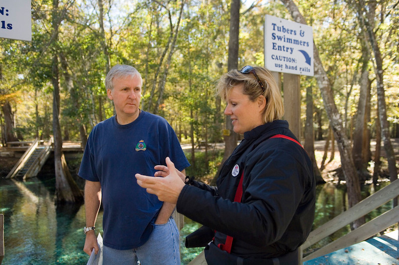 Jill Heinerth briefs director and diver James Cameron before a cave dive. Jill Heinerth photo.