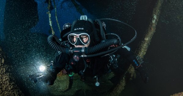 Simon Lorenze exploring a ship wreck