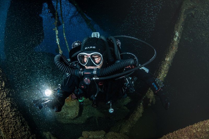 Simon Lorenze exploring a ship wreck